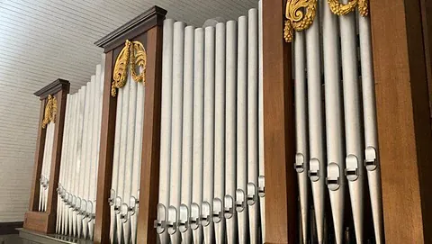 Nahaufnahme einer großen, verzierten Kirchenpfeifenorgel.