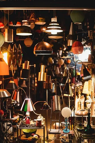 Vielfalt an Vintage-Lampen hängend und ausgestellt im Geschäft.